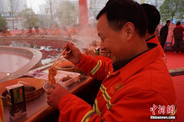 世界之最！環(huán)衛工工享“天下第一大火鍋” 圖片