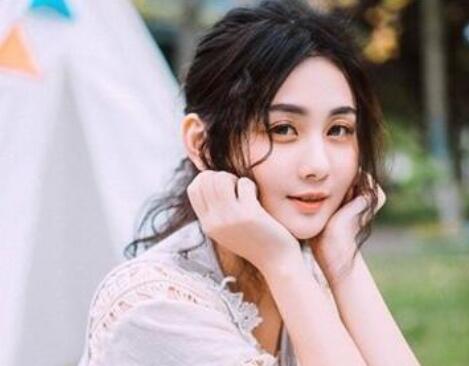 額頭大適合什么劉海？